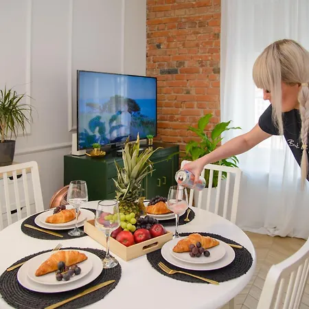 Maya's Flats & 36 - Chlebnicka Old Town Gd Апартаменты